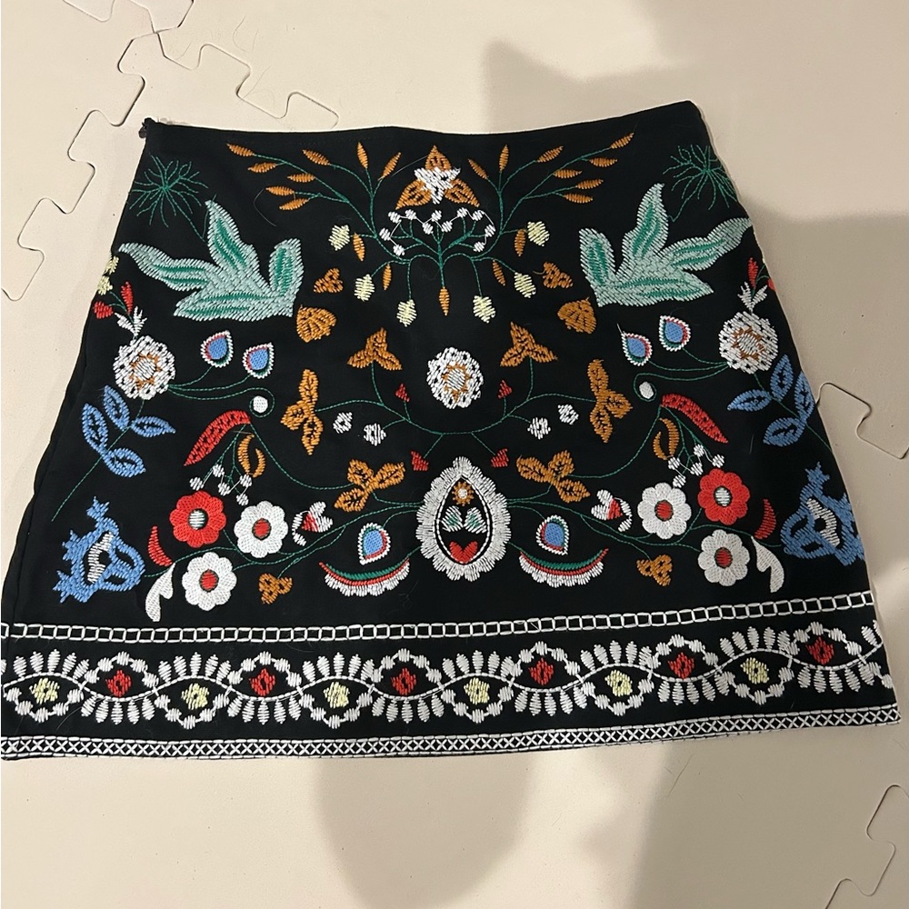 BBWM Bright Embroidered Mini-skirt, pre-owned size Small